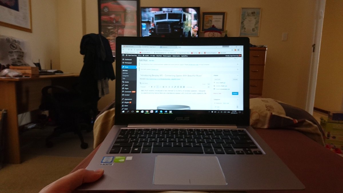 TheCapeTownGuy's tweet photo. Last minute edits before the weekend with the @ASUS #UX303U Zenbook! 🙌 #Asus_za @ASUS_za #Asus_ambassasor https://t.co/Oq17fU0TEi