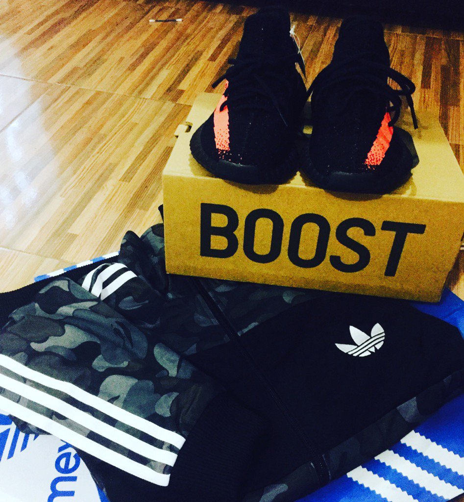 Giovann80610461's tweet photo. #Yeezyboost #YZY #yeezyv2 #yeezyred #RED #legendarykiksmx #mexicoknows #adidas #boost #kanyewest #YEEZYBOOST350V2 https://t.co/QawuoCBMkX