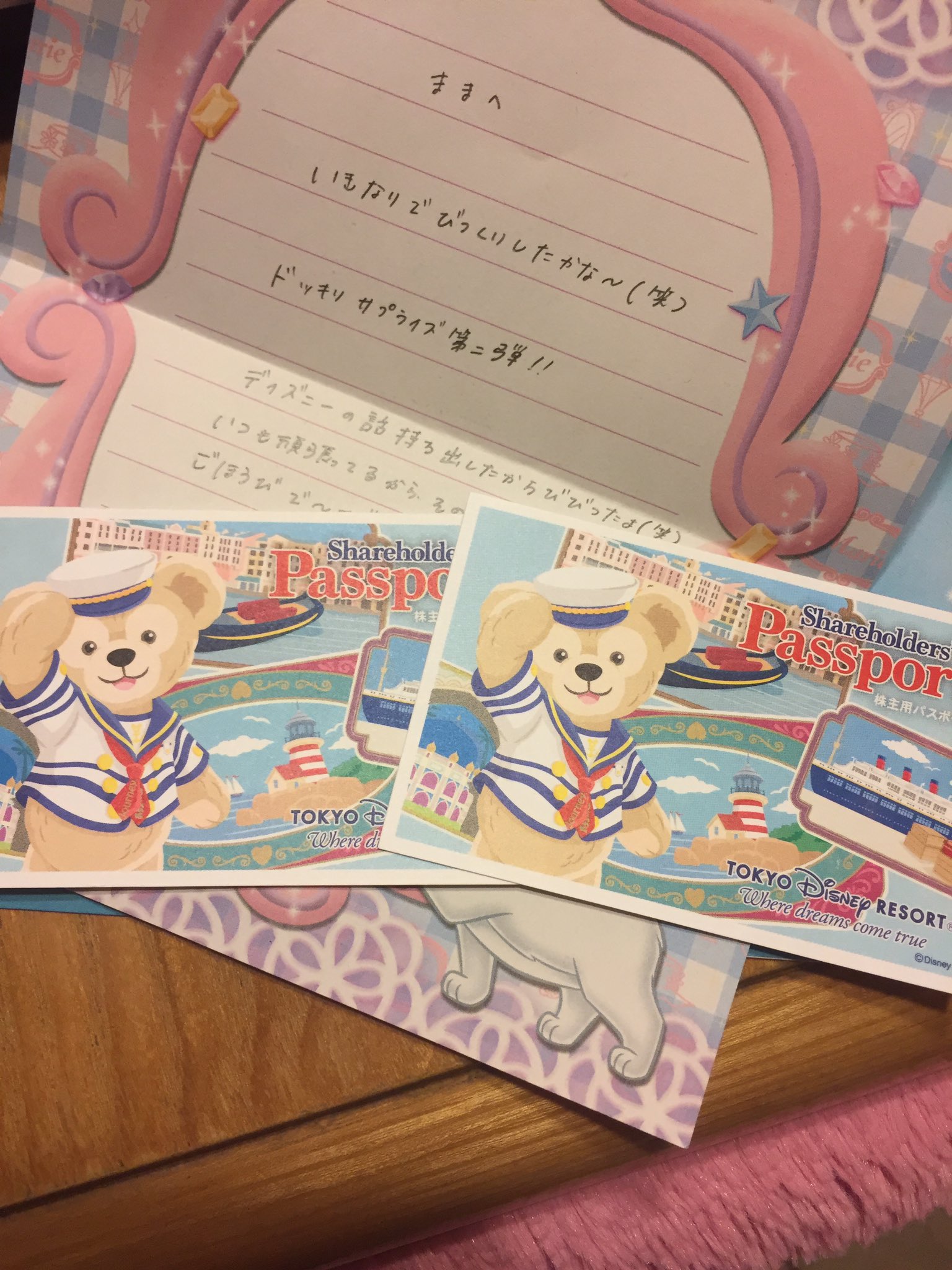 ゆきたん 今年も娘から サプライズ頂きました 小さな手紙の指示に従って 次から次と手紙とプレゼントが置いてありました そして最後のお手紙には ディズニーペアチケット なんて気が合ってしまうんだ ママが行きたい病になっていたんだよ