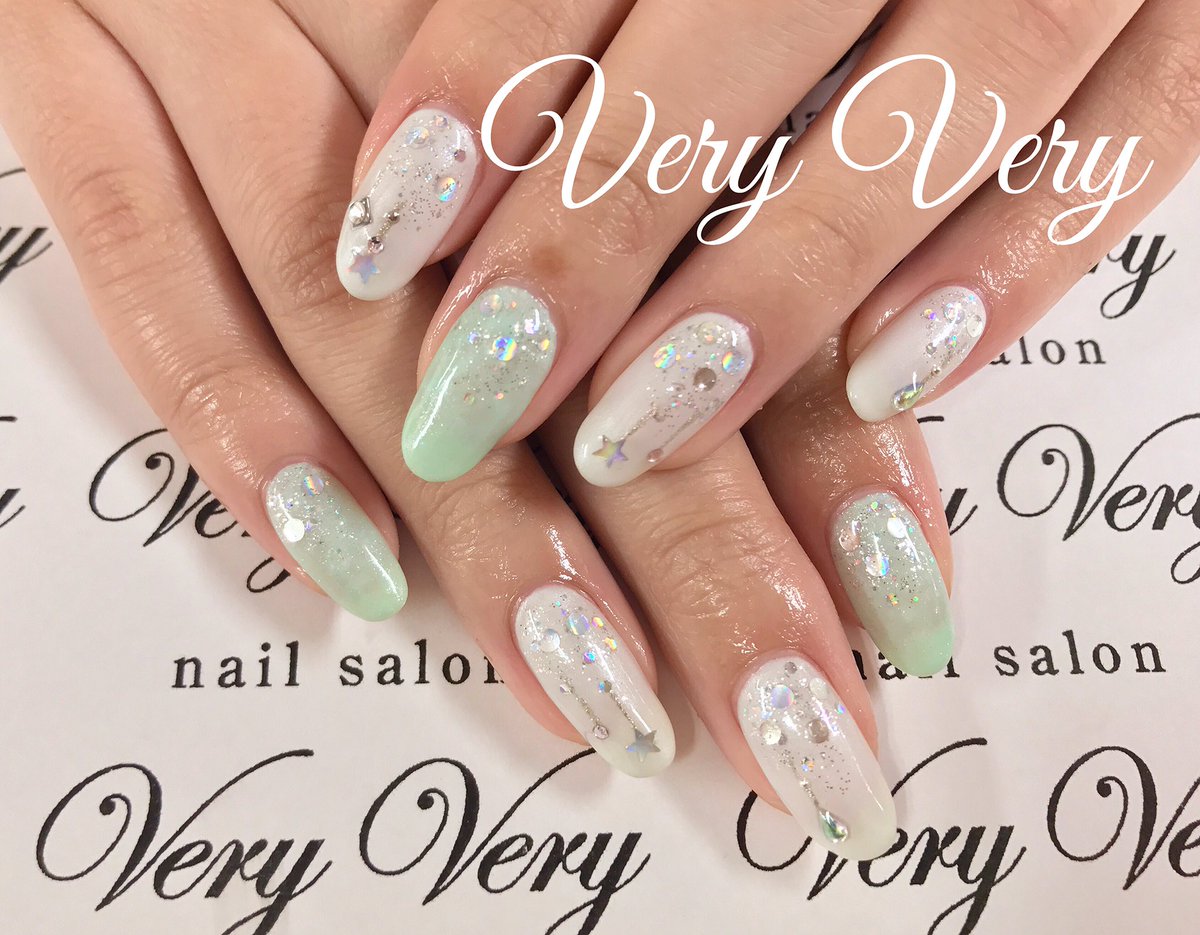 エメラルドグリーンネイル