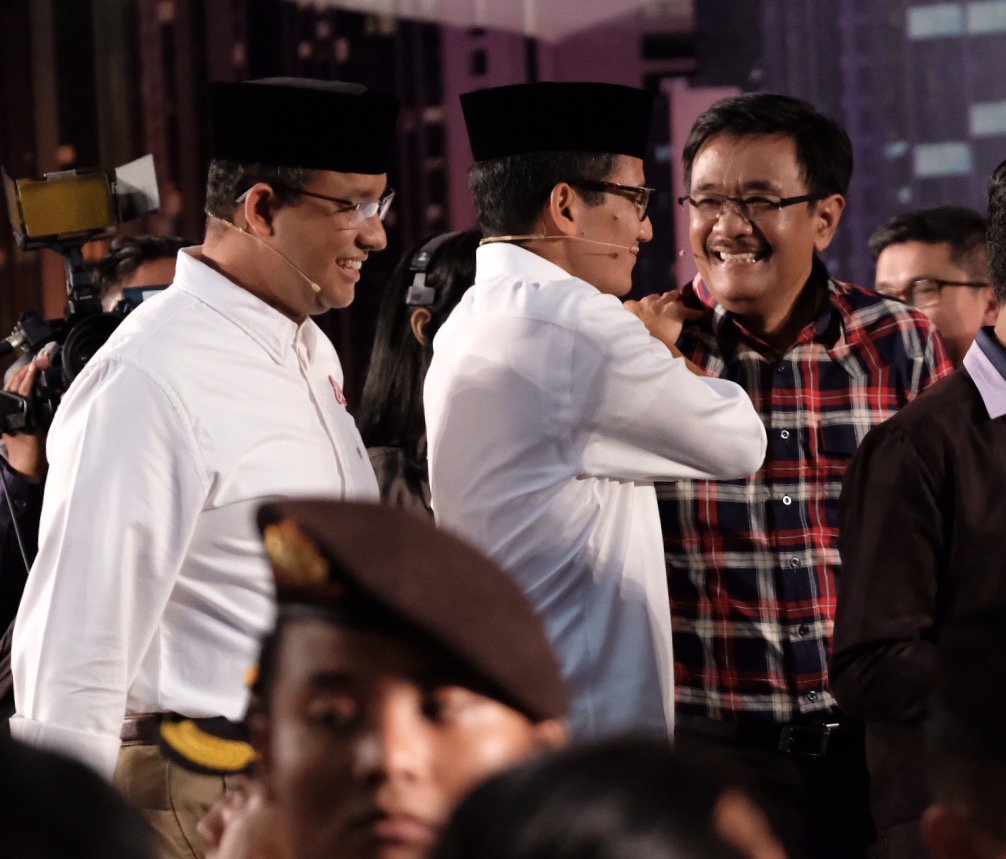 jokoanwar's tweet photo. Habis #debat1pilkadadki para paslon rangkul-rangkulan. Adem. https://t.co/fqbRMB6dPm