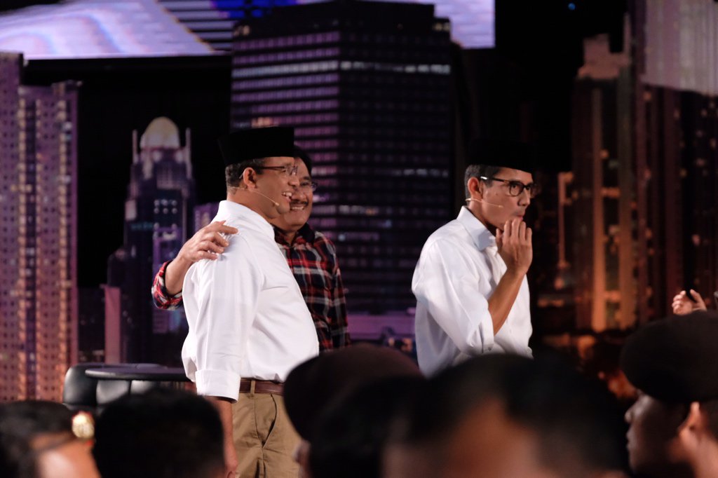Habis #debat1pilkadadki para paslon rangkul-rangkulan. Adem.