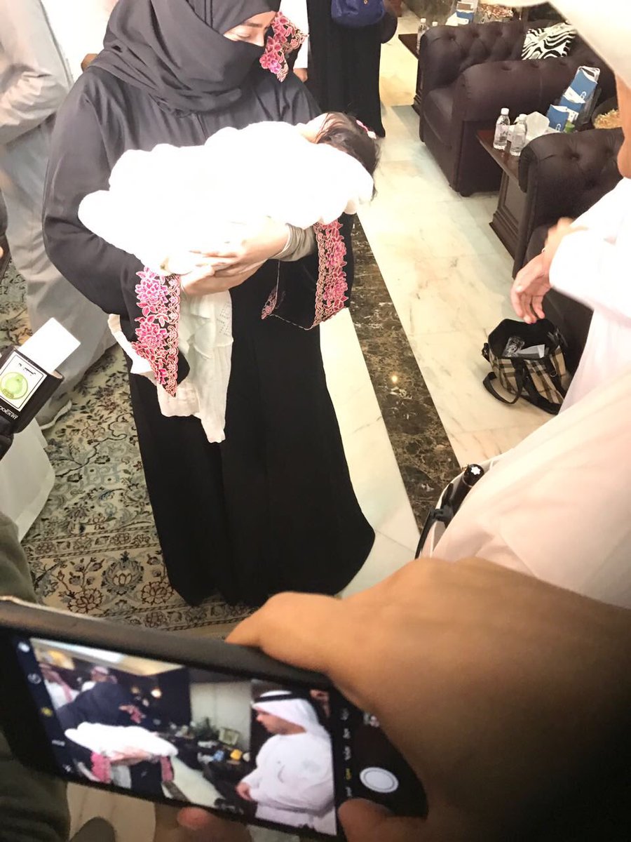 3alyoum's tweet photo. #عاجل | الأم ناريمان والدة #الطفلة_المعنفة "دارين" تتسلم ابنتها من  #وزارة_العمل

#ام_تريد_بنتها_بحضنها #تعذيب_طفله_رضيعه https://t.co/v4rMnpktA8