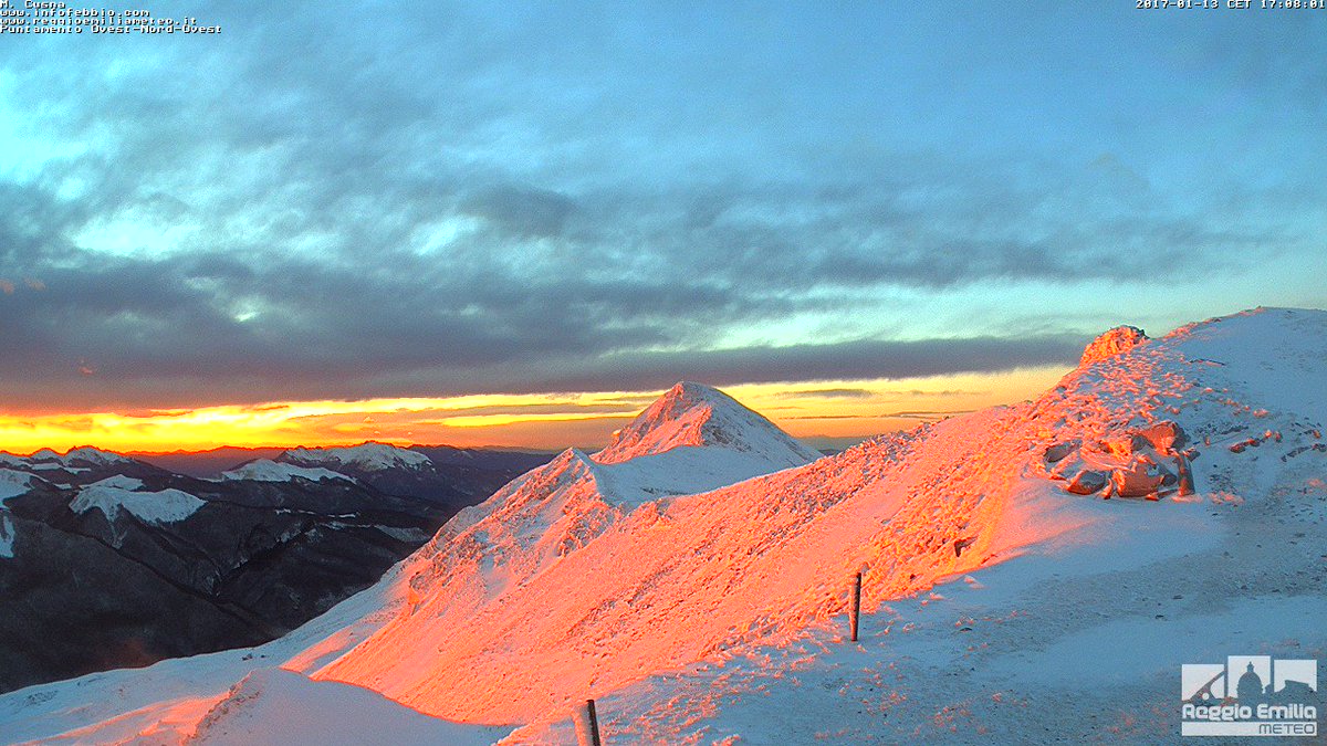 remeteo's tweet photo. Il gelo ha anche sorprese positive. Webcam #Cusna, il tramonto in diretta: https://t.co/OP8ppAJXsF #ReggioEmilia #meteo #Appennino https://t.co/oXPAasQQIo