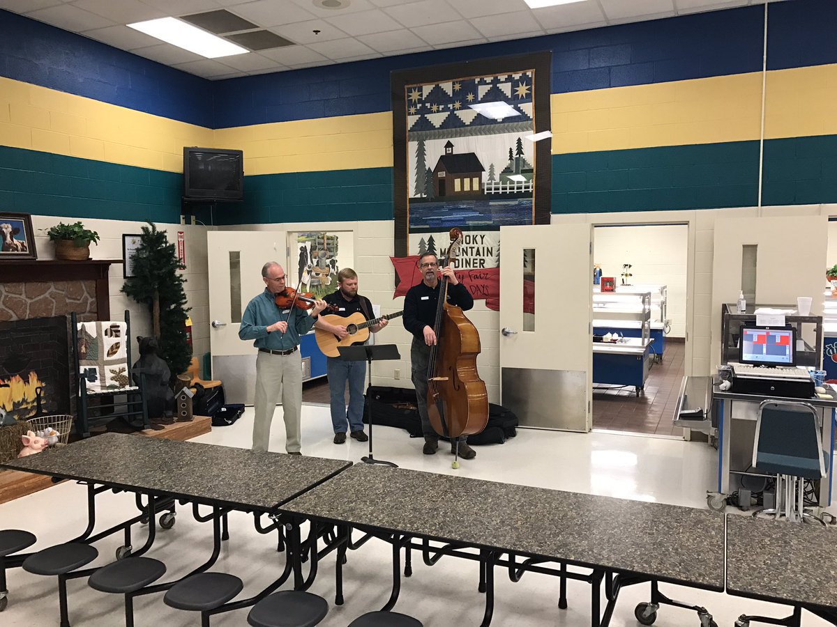 FHRaccoons's tweet photo. @onebookblitz County fair cafe days at Foothills #onebookblitz https://t.co/HAt163FPo6