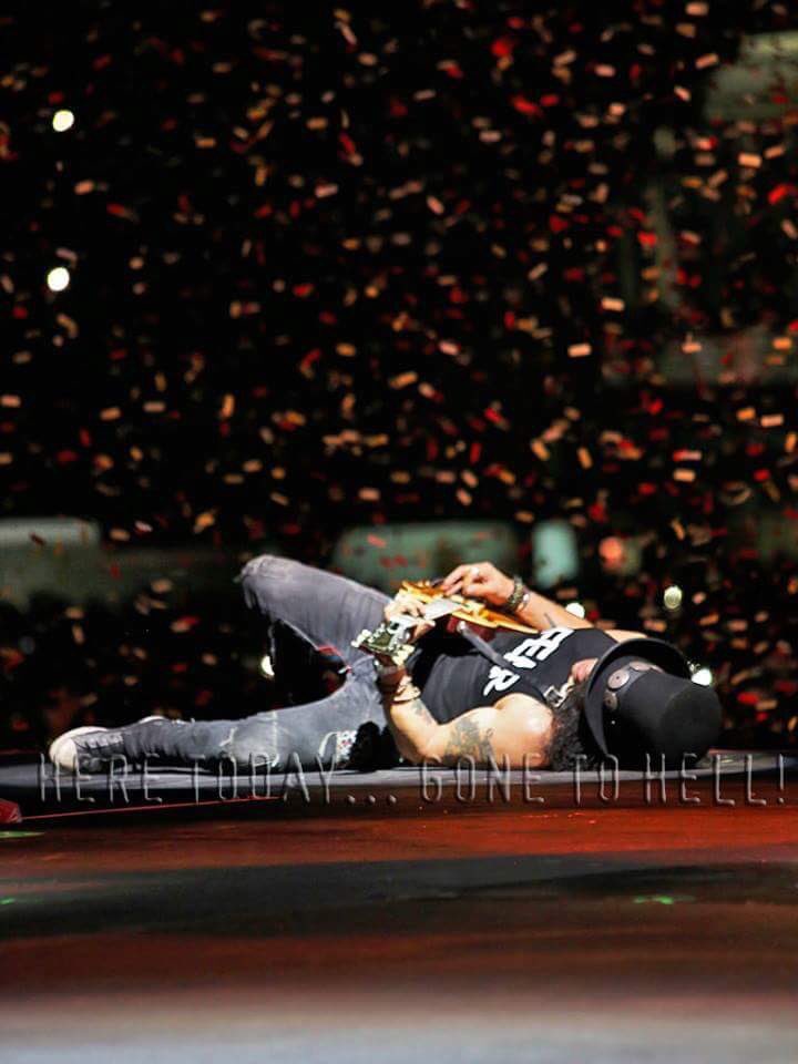 Slashdailynews's tweet photo. Rad shot of#Slash at #forodelsol #mexicocity 2016 #gunsnroses #gnrlatinamericantour2016 📷 @htgth #rockphotography #gnfnr #notinthislifetime https://t.co/V8vDLSaZaQ
