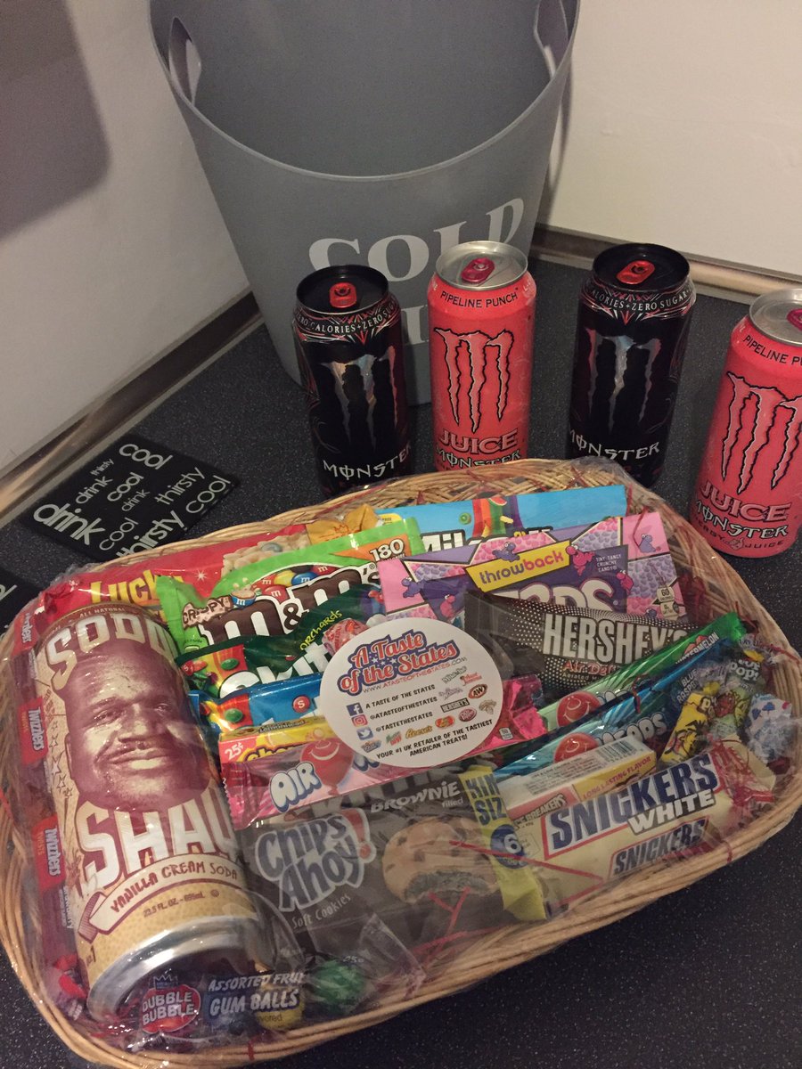 2NARMYBOB's tweet photo. First of many. If you ❤️ sweets you'll ❤️ @TasteTheStates. My Friday night sorted, RT &amp; give my mate a follow! Proppa Hamper 😋 https://t.co/f2T0TXJPIz