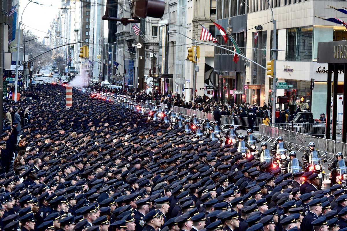 NYPDnews's tweet image. We honor and will #NeverForget Detective Steven McDonald. In a sign of respect, thousands of officers lined up this morning on 5th Avenue.