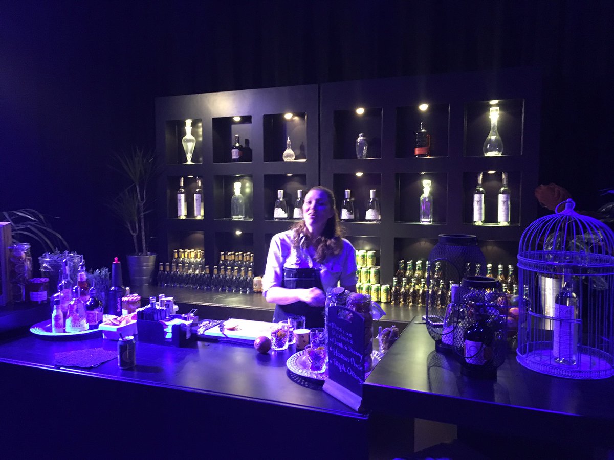 Gaike_Dalenoord's tweet image. #NautaDutilh 2017 New Years Cabaret; ready to roll!