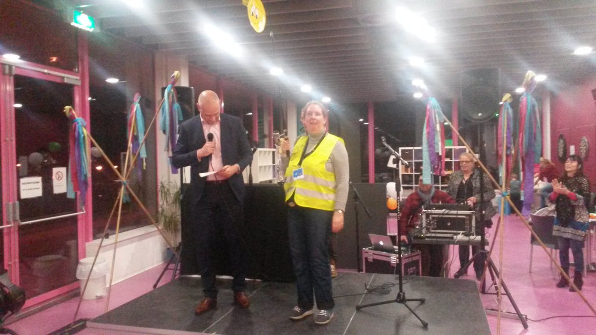 Dineke  Oudijk ķrijgt de gouden stokstaart voor vrijwillige initiatiefnemer Vleuten De Meern en Leidsche Rijn. #toostLRVDM2017