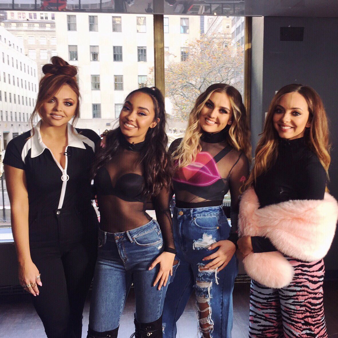 daydreamingloz's tweet photo. Glory Days has now spent 8 weeks in the Top 3 of the UK Album Chart, 5 of which have been at #1 https://t.co/pV4I6IjWkk