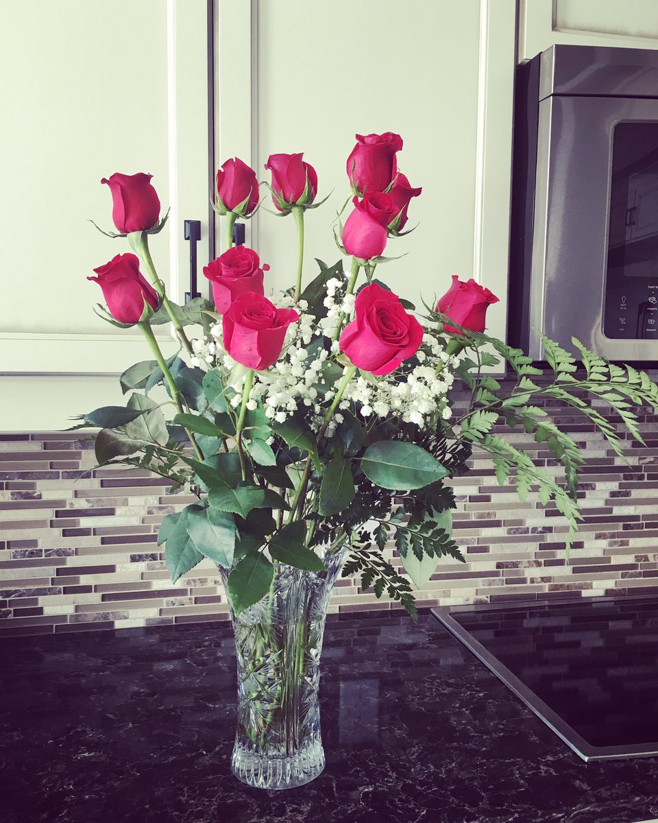 Nat_Rach's tweet photo. Beautiful long stem roses from my love. #anniversary #oneyear #fidaythe13th #redroses🌹 #loveofmylife @BuddyLafleur https://t.co/X7mr0RwXA0