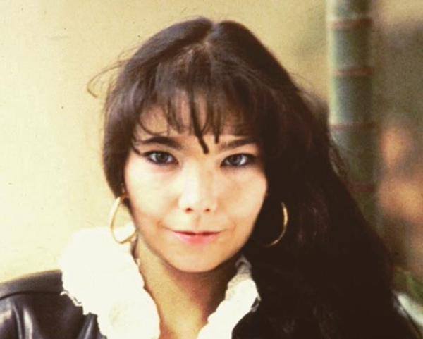 chidoguan's tweet photo. Su timeline ha sido bendecido por la Björk Selena. Compártanla porque all is full of amor prohibido https://t.co/07UflsEtBi