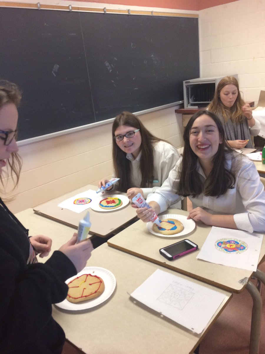 melo_jennie's tweet photo. Creating edible mandalas! #hrf30 @HolyCrossCSS @ALCDSB https://t.co/yGCixvvILb