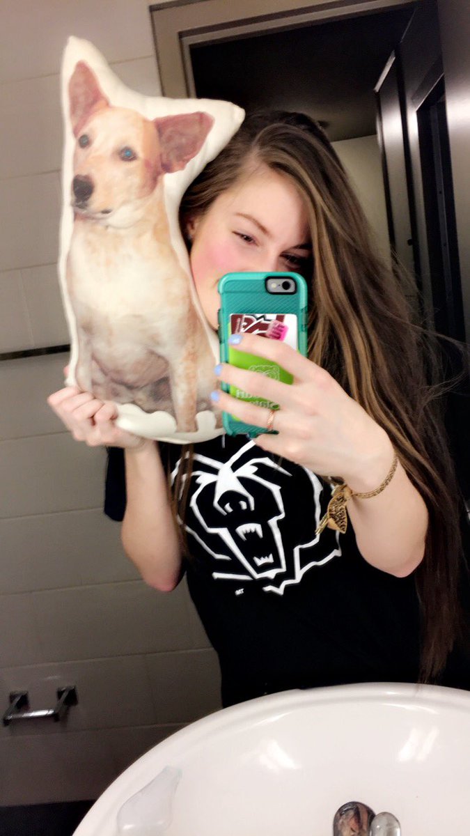liviloumay's tweet photo. Missed my boo so much over break💛💛💛 @milothedog https://t.co/kP8iRUlItP