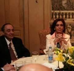 IngHarryBosch's tweet photo. Kumpa, aca tu reina luchando contra los monopolios mediaticos a capa y espada ...

Ah, no...
Fueron socios ...
Pucha kumpa ya fue ... https://t.co/xOHeBdsjCc