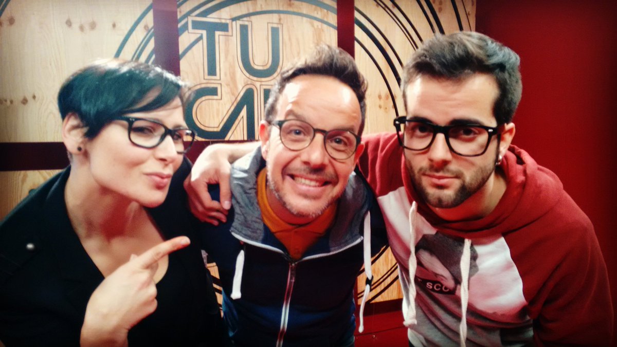 paunapu's tweet photo. Enero cumpleañeros @RosaLopez @AngelLlacer #tcms #elclubdelasgafas #ensayostcms #aniversaris https://t.co/xLbvdw6Ht5