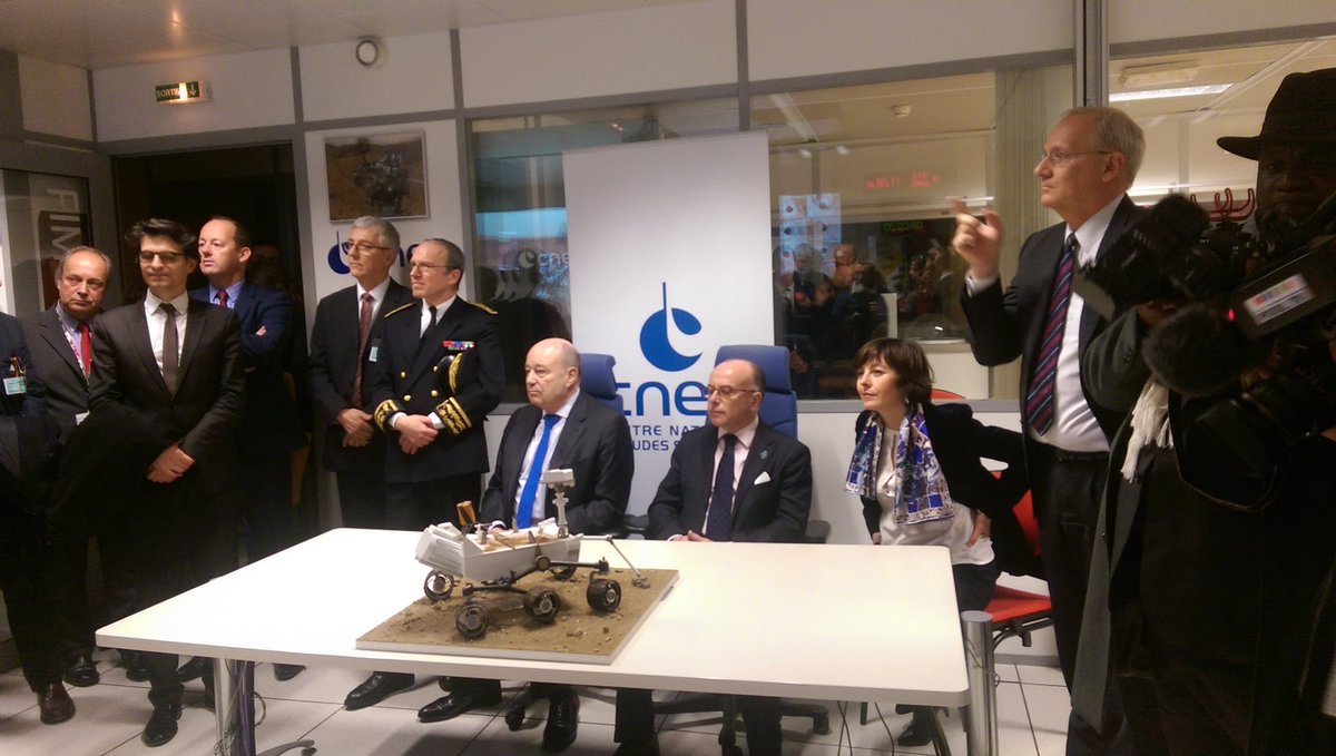 PrefetOccitanie's tweet photo. .@BCazeneuve visite le #FIMOC centre d'opérations des missions scientifiques sur #Mars au @CNES https://t.co/w2a2Q6Aczb