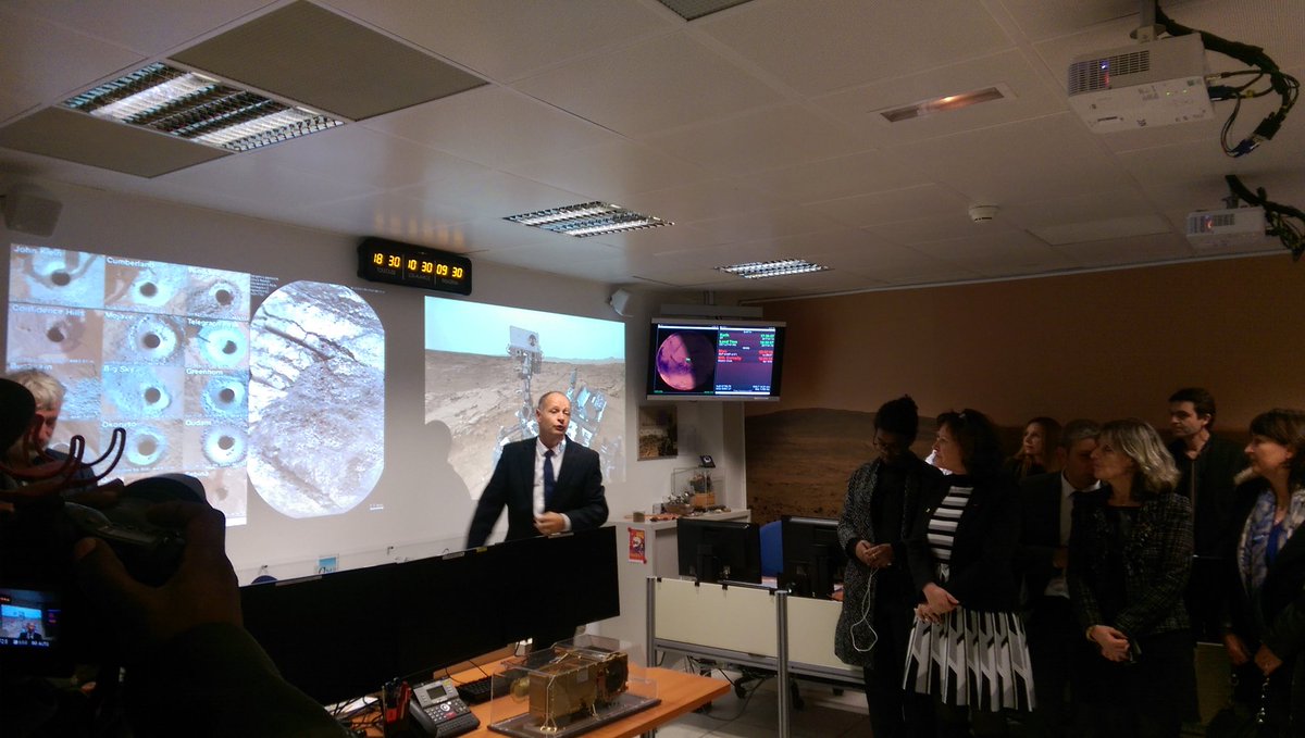 PrefetOccitanie's tweet photo. .@BCazeneuve visite le #FIMOC centre d'opérations des missions scientifiques sur #Mars au @CNES https://t.co/w2a2Q6Aczb