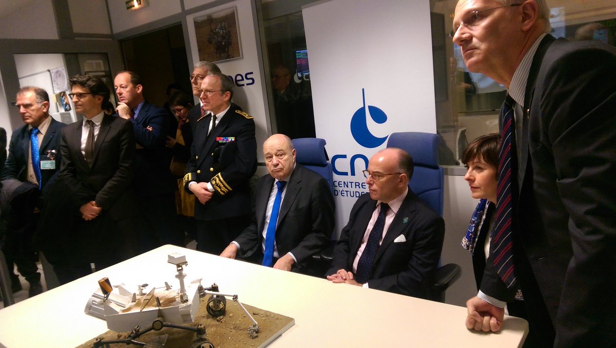 PrefetOccitanie's tweet photo. .@BCazeneuve visite le #FIMOC centre d'opérations des missions scientifiques sur #Mars au @CNES https://t.co/w2a2Q6Aczb