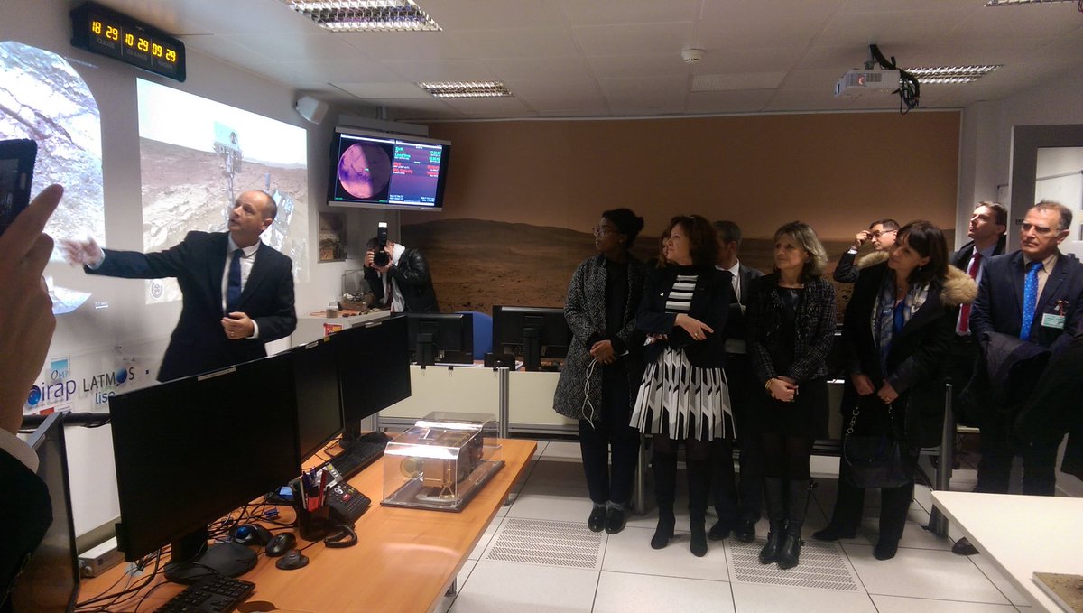 PrefetOccitanie's tweet photo. .@BCazeneuve visite le #FIMOC centre d'opérations des missions scientifiques sur #Mars au @CNES https://t.co/w2a2Q6Aczb