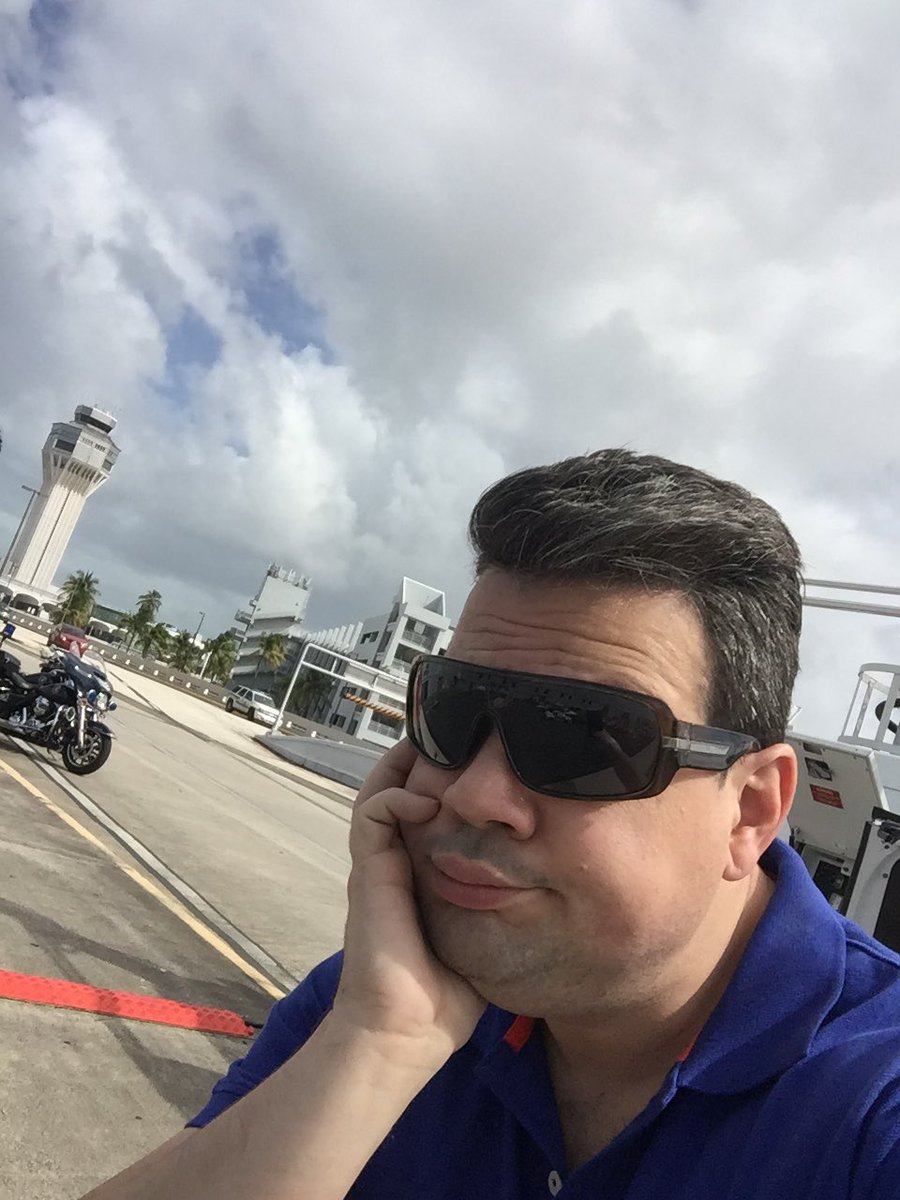 SoyCarlitosR's tweet photo. En el aeropuerto, esperando la llegada de #missmundo2016 https://t.co/F40UY1R15u