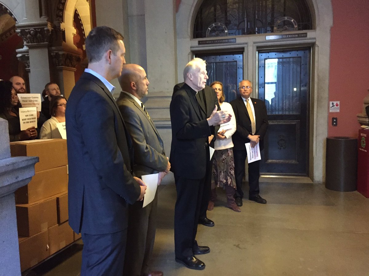 matt_hamilton10's tweet image. Advocates seeking final sign-off on the $2B housing MOU at Capitol to drop off 25k emails in support. Background: google.com/amp/www.timesu…