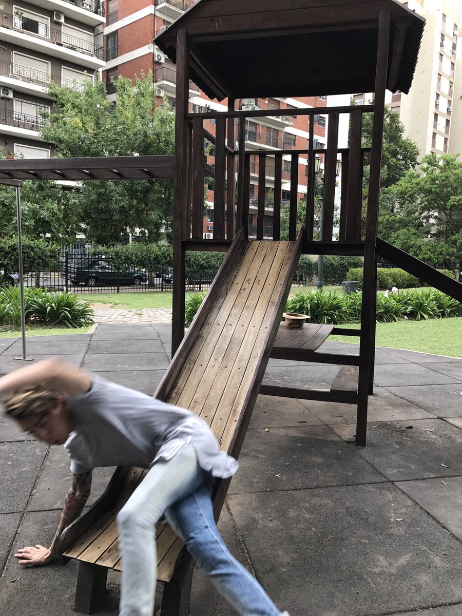 aleesanzi's tweet photo. Resulta que hoy tenía sesión de fotos y me quería sacar una tirandome por un tobogán re felíz pero me resbalé, no se que pasó😂 alto fracaso https://t.co/Hhs8lVgZkN