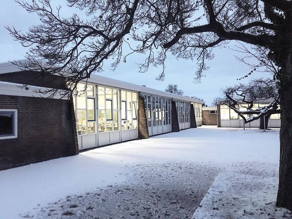 AndreGilara's tweet photo. Onze lokalen in de ochtend in hef sneeuwlandschap. #anninksschool #snow #montessori https://t.co/RCLANl507A https://t.co/z9LHsAfvQO