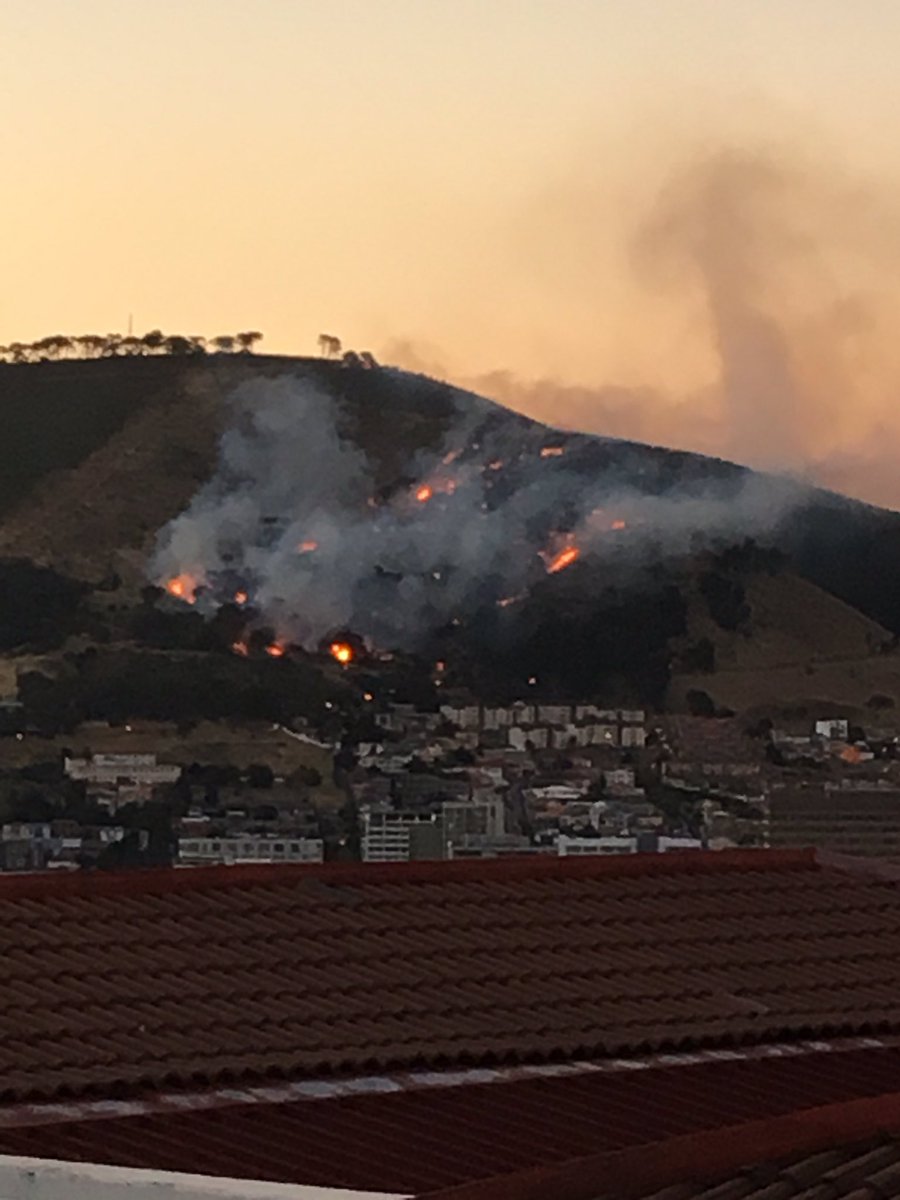 #Wildfire #SignalHillFire Please stay clear of the area &amp; let emergency vehicles access the scene. 3 <a href="/vwsfires/">VWS Wildfires</a> are mobile. Pic: <a href="/lisa444888/">Lisa M</a>