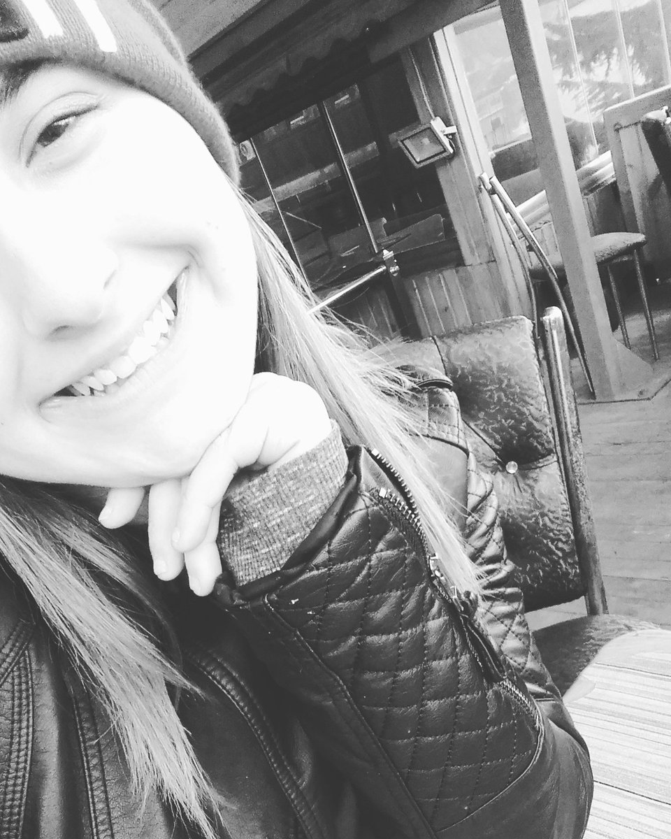 Seni Sevmekten Değil , 
Bunu Sana Söylemekten Vazgeçtim.