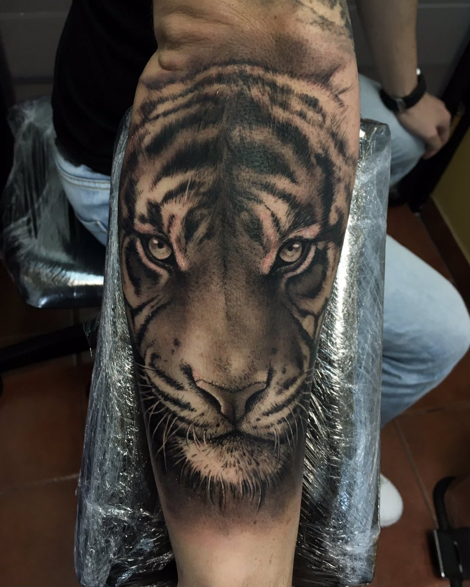 Pol_tattoo's tweet photo. Tigre 🐅 espero que os mole el tattoo de hoy guapazos!! 😉 https://t.co/77ADtBTKiY