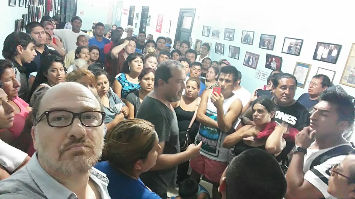 Luis_Delia's tweet photo. Ricardo Sasson-Omar Guaraz sec.gral de los vendedores libres,ambos del
@PartidoMILES TTT en Asamblea con 150 manteros
Se oponen al acuerdo https://t.co/GMewxlIyxB