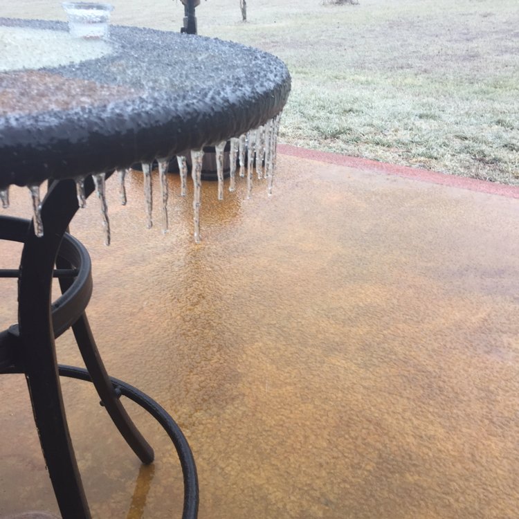 FOX2now's tweet photo. Viewer pic: Heavy ice south of Festus off of hwy 61 south #STLWX https://t.co/81Xb0W4nEq