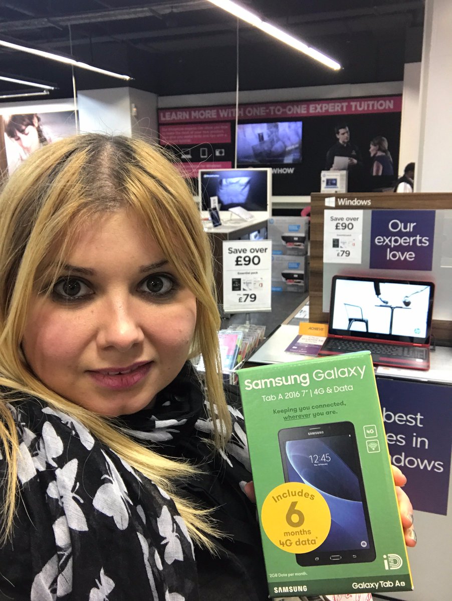 DC_ClubGold's tweet photo. Selfie Set 264: Andreea from TCR with RM @rixlouise Dragons Den 'Dragon' Piers Linney, a golden product, and Christmas themed #clubgold https://t.co/Y7FuiufFB6