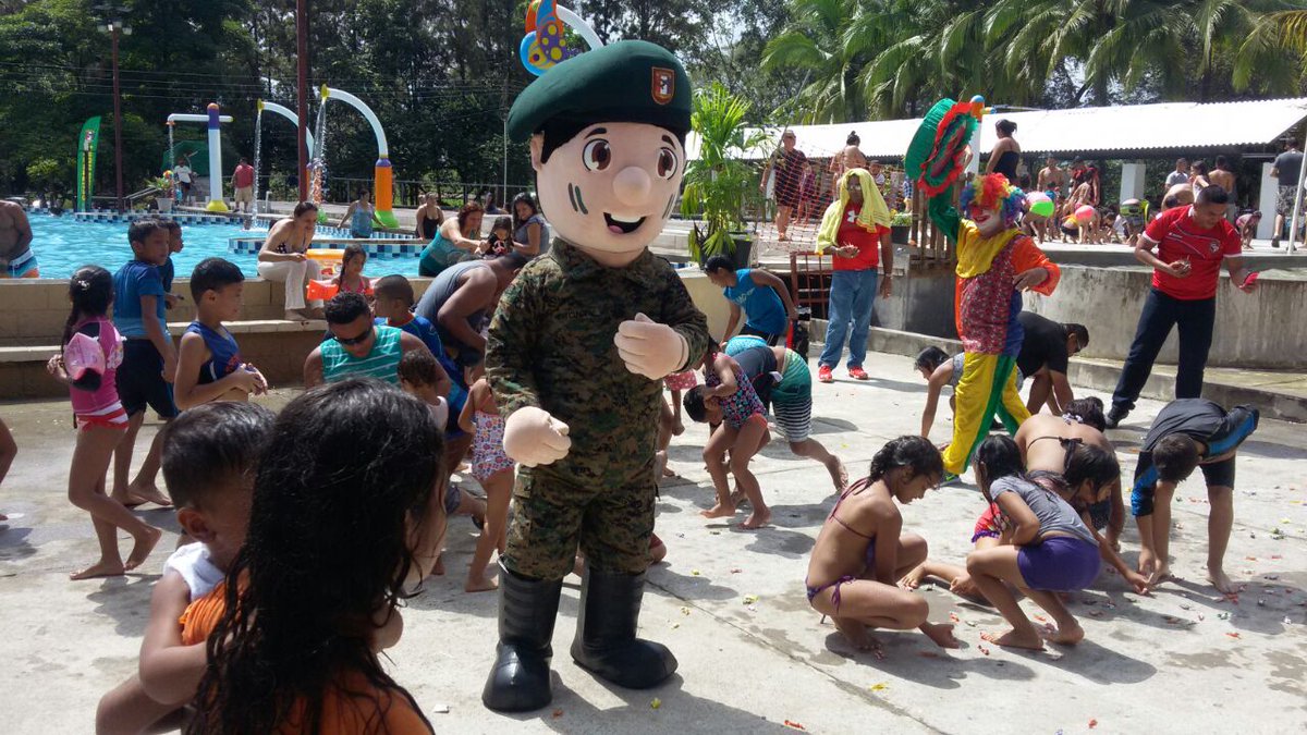 senafrontpanama's tweet photo. Senafront/ Mucha diversión, golosinas y brindis reciben los hijos de los funcionarios del Batallón Occidental #VeranoFelíz https://t.co/nqmbqOZLTQ