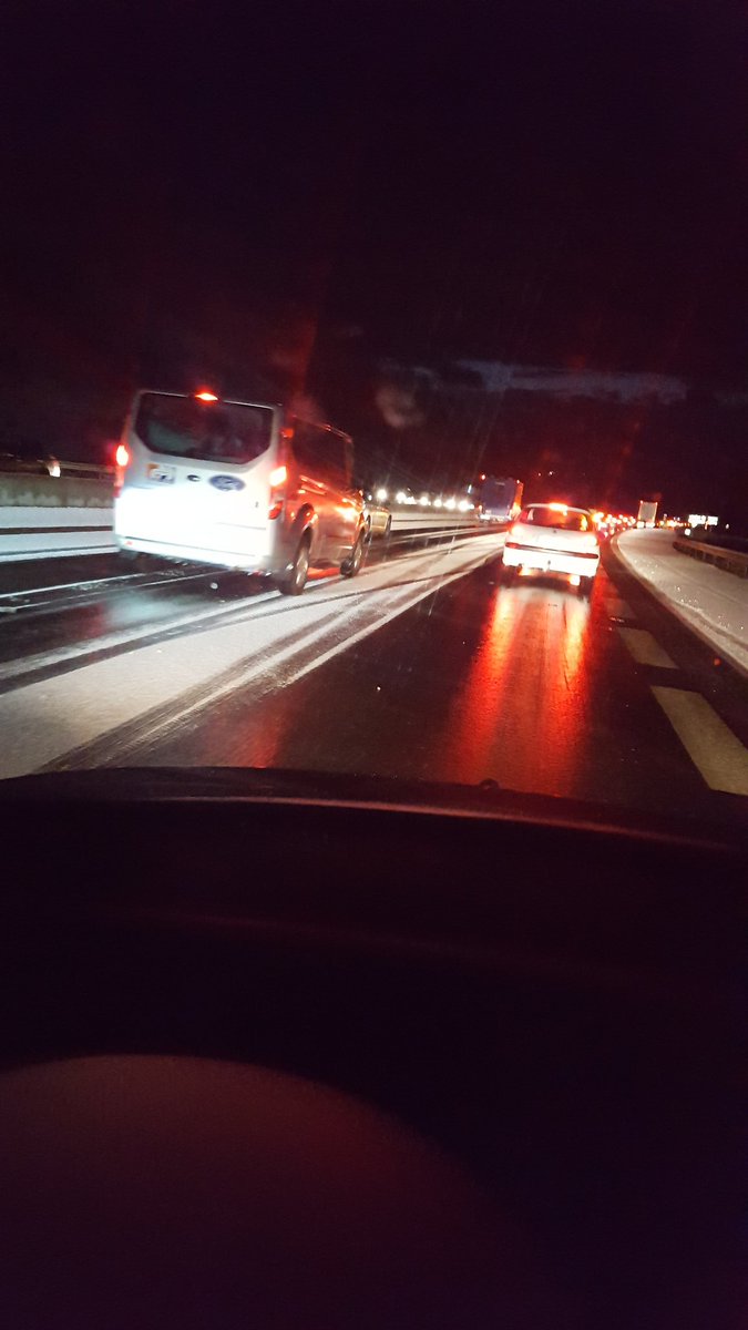 ticaribou's tweet photo. @VINCIAutoroutes @Radio1077 route complètement verglacée !! Aucune de déneigeuse !! https://t.co/YD4htTG061