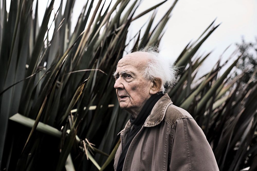 papeliterario's tweet photo. #Literatura Hoy escribe @AedoLetras un homenaje a Zygmunt Bauman, el líquido temible en su columna #TodosTiemblan https://t.co/qAHbHyvR1s https://t.co/EfNo7umg8H