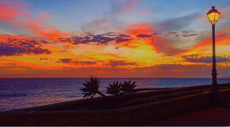 daniellekeaney's tweet photo. Missing the sun and scenery now on this cold dark evening 😍 #Tenerife #sunset #seaside #Brrrrrr #London https://t.co/4KFBOS5viV