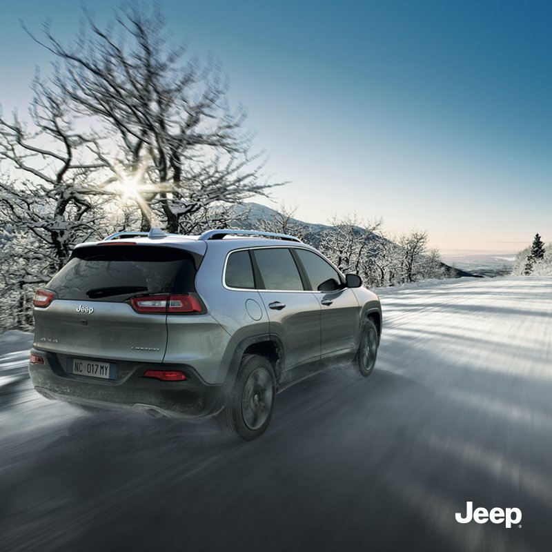 Jeep_People's tweet photo. It’s snowing. Take a warm seat and set the snow mode on the #SelecTerrain of your #JeepCherokee to let your #weekend finally start. #Jeep https://t.co/LGt1k7Vdry