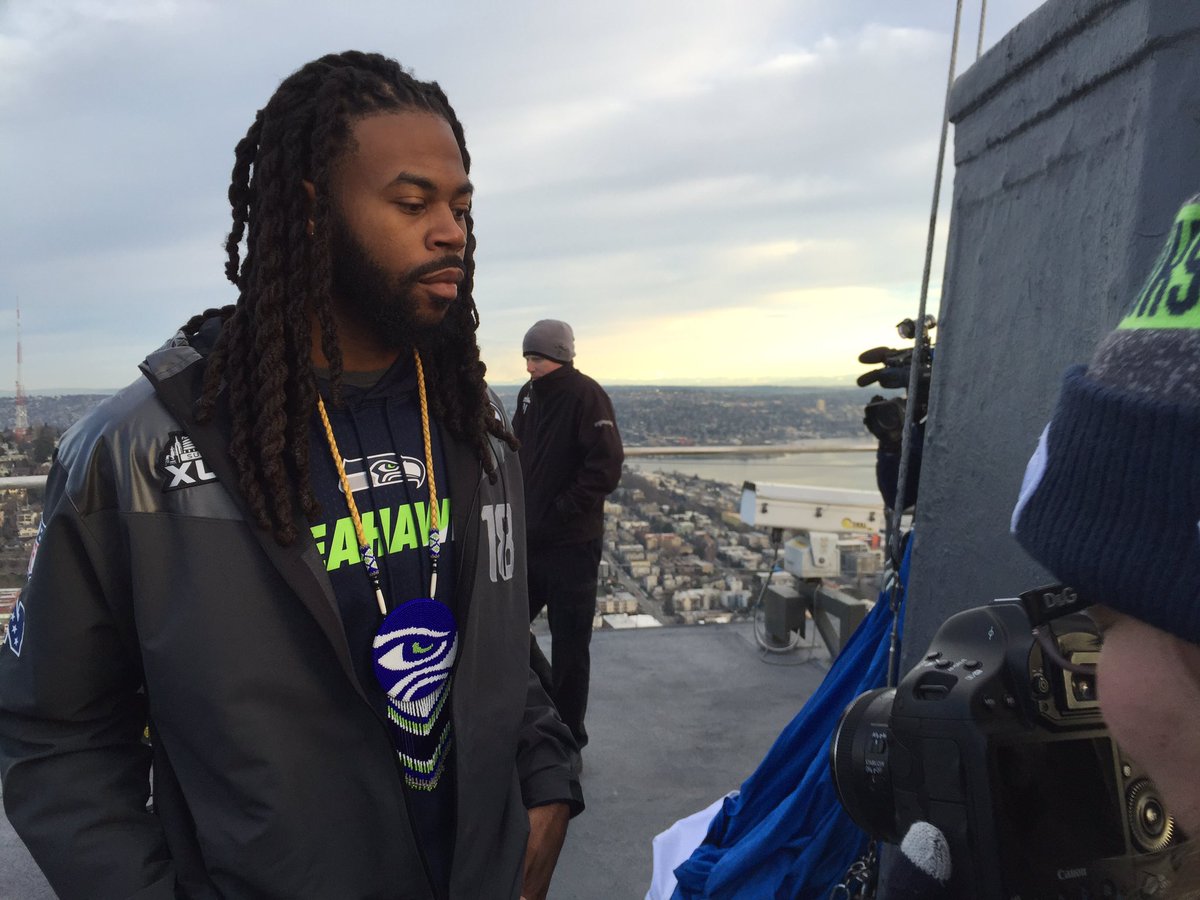 StephenRamaley's tweet image. Sydney Rice raised 12flag today @SpaceNeedle. Brought a special Pendant made by Native American Friend. Correction.#komonews