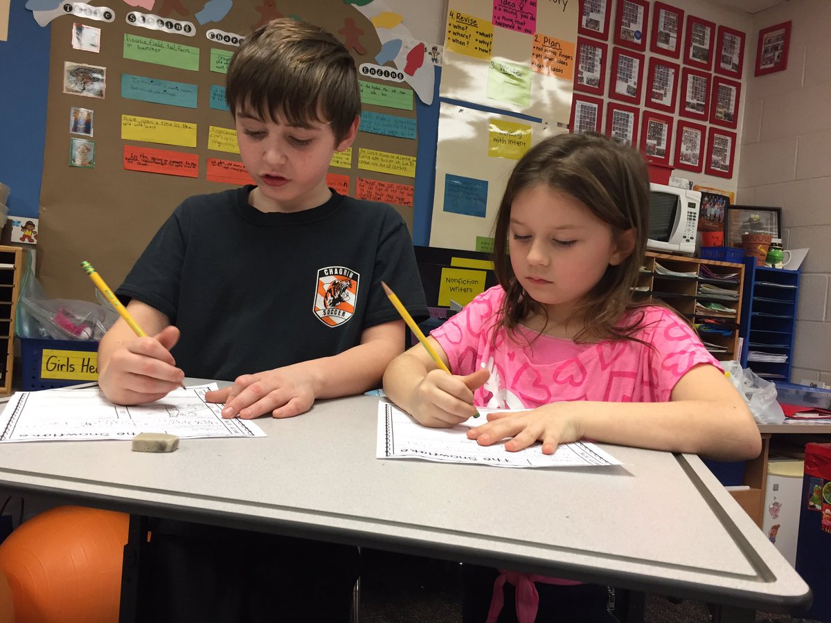 MrsKehrier's tweet photo. Snowflake STEM design challenge! Planning, designing, creating 6-sided symmetrical snowflakes. #cfevs #FunAndChallenging https://t.co/CRPaSjRipA