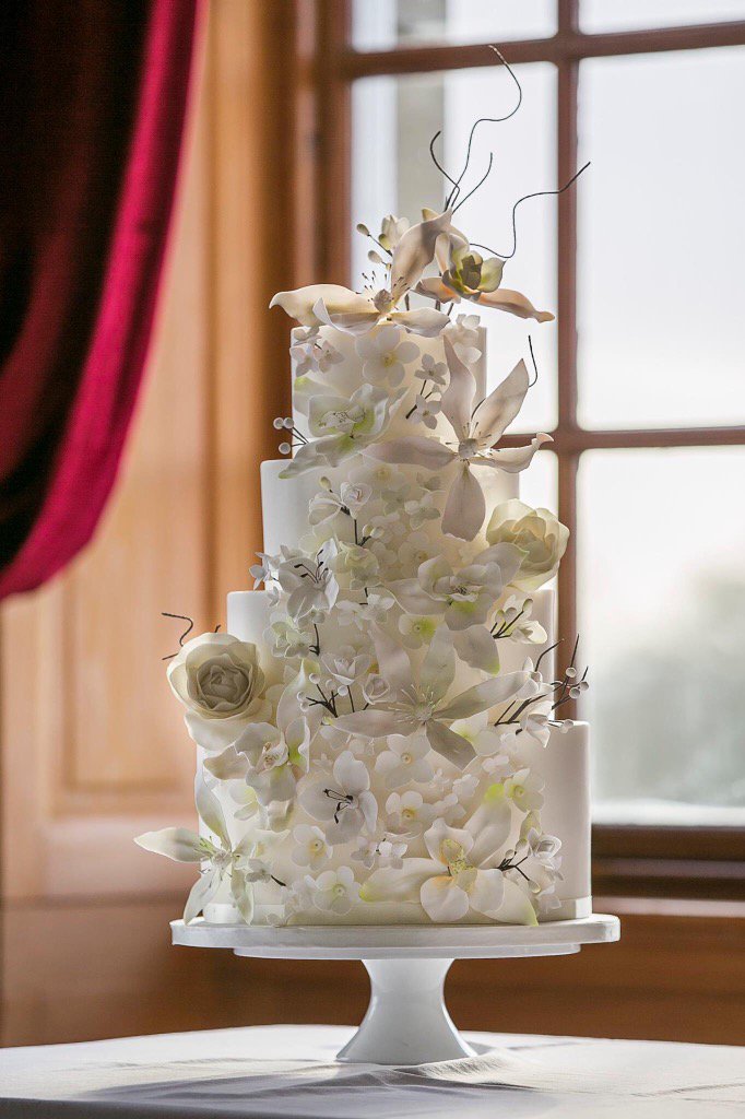 Looking forward to #Ayrshire #wedding open day at gorgeous  <a href="/RowallanEvents/">Rowallan Weddings</a> #venue #weddingcake #scottishwedding 👌