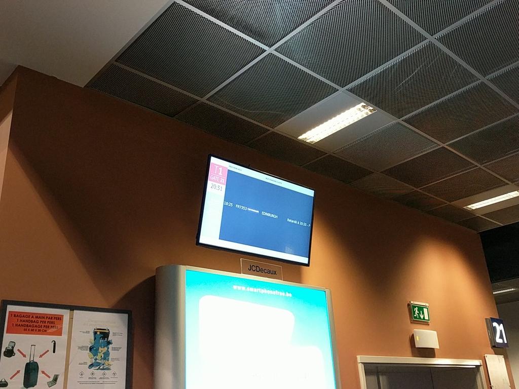 p_paranque's tweet photo. @RyanairFlights delayed at 20h20 , 20h30 still not there ... Nice nice ... https://t.co/yMLd33W0u3