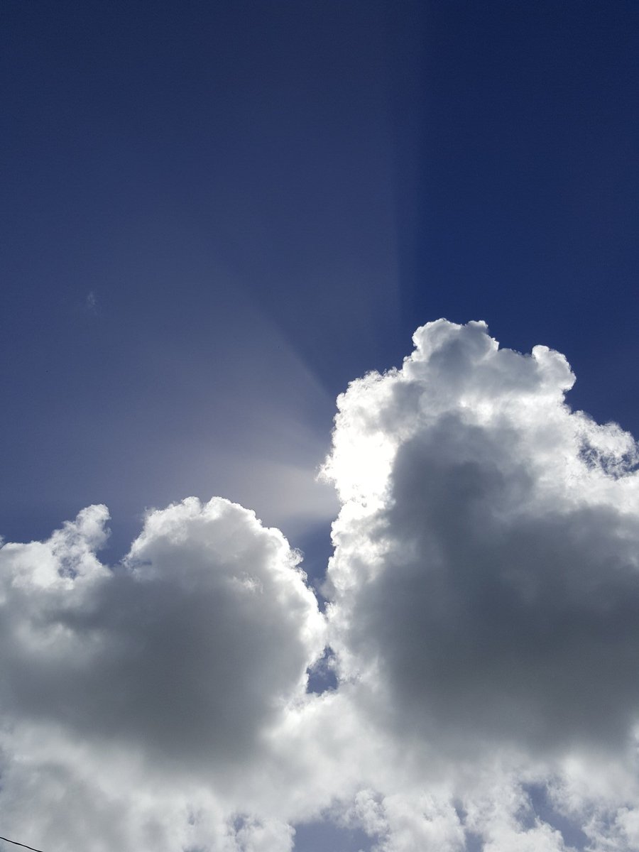 AnniePR681's tweet photo. La naturaleza en todo su esplendor!
#rayosolar #nubes #azul #naturaleza #hermoso https://t.co/ZR4dCCiXsM