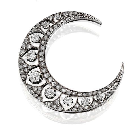 A diamond crescent brooch, French, circa 1900 set with a graduated row of nine old round brilliant-cut diamonds! 💎🇫🇷

#Jewellery #Diamonds