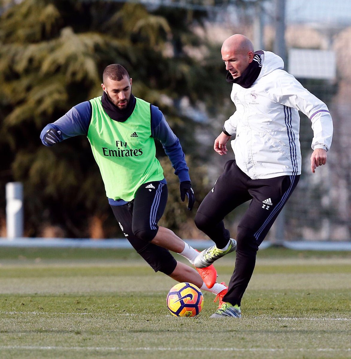 Always difficult to take a ball from the legend's feet 🤓💪 <a href="/realmadrid/">Real Madrid C.F.</a>
