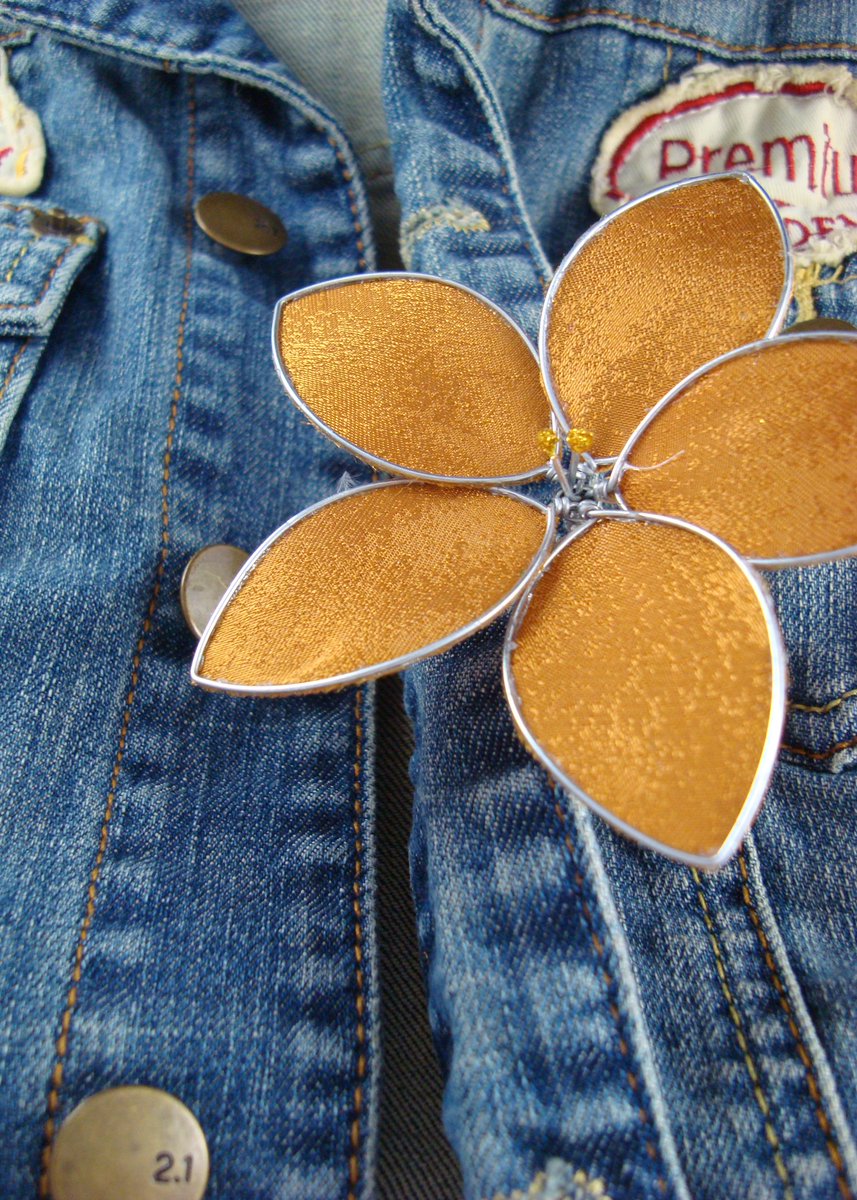 Do your #Friday night plans include a snazzy #flower in your lapel? They could. ;) ow.ly/Kd4P307NXXz