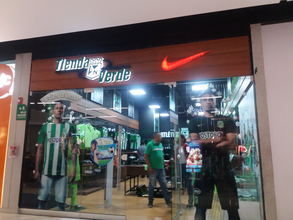 walo1989_1's tweet photo. Después de estar presente en la despedida del Lobo guerra grande Venezolano en la tienda verde pa' acompa��arte de Nuevo #SoyDelVerdeSoyFeliz https://t.co/HyIW9q9n43