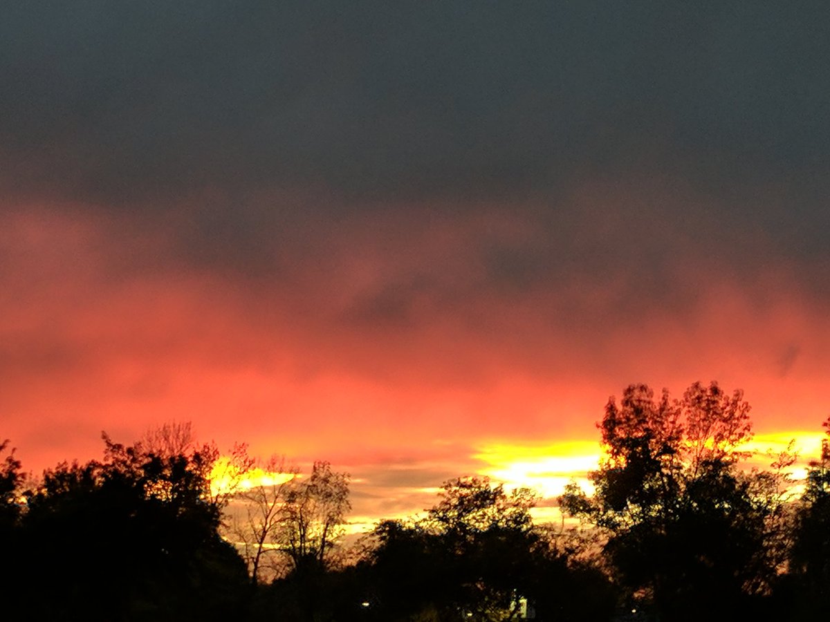 Markar4's tweet photo. Another beautiful sunset in Tempe Arizona https://t.co/73t83iFDyV